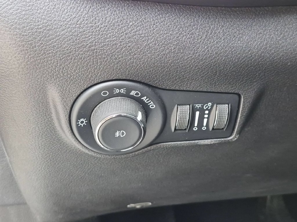 Used 2022 White Jeep Limited image 15