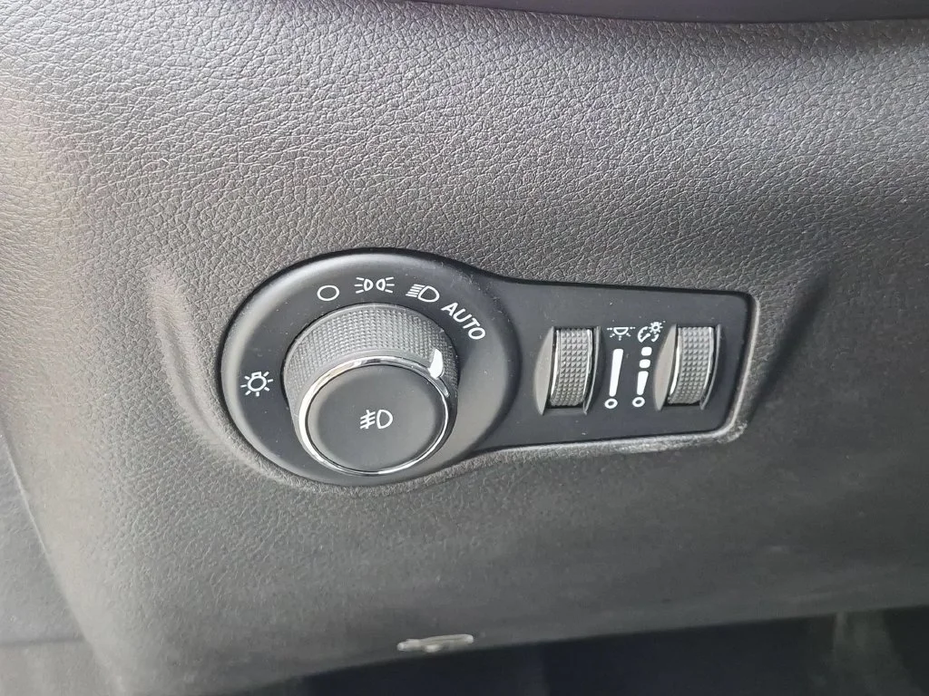 Used 2022 White Jeep Limited image 15