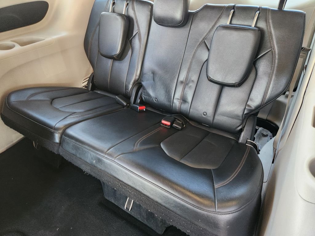 Used 2018 Billet Silver Metallic Clearcoat Chrysler Touring L image 33