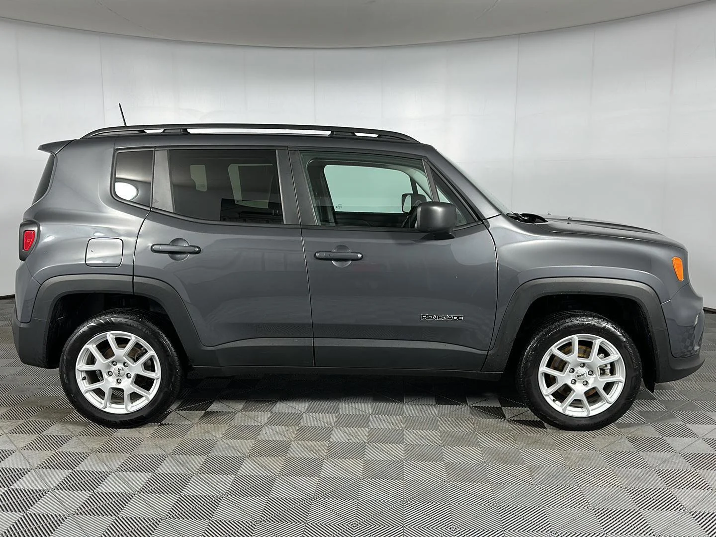 Used 2022 Graphite Gray Jeep Latitude image 27