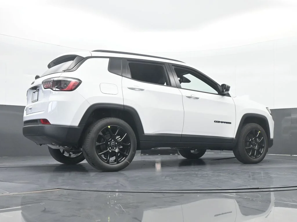 New 2026 Bright White Clear-Coat Exterior Paint Jeep Latitude image 52