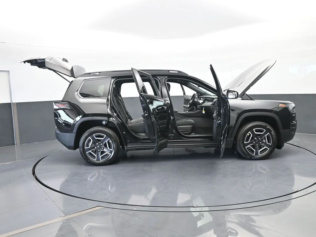 New 2026 Diamond Black Crystal Pearl-Coat Exterior Paint Jeep Laredo image 64