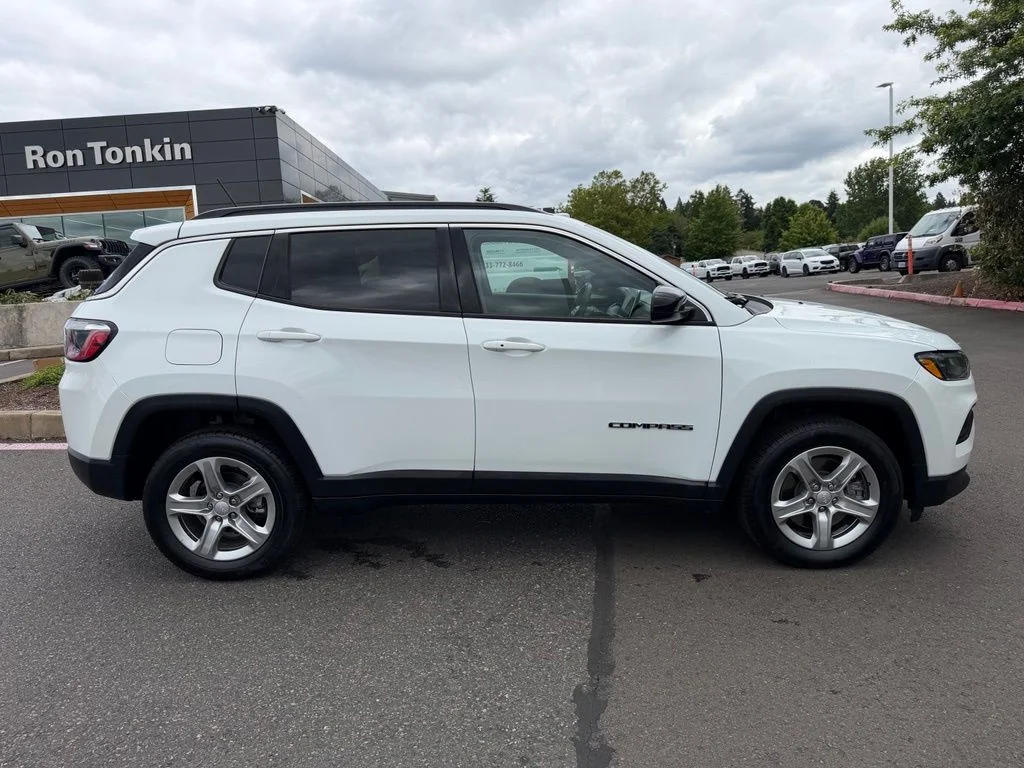 Used 2024 White Jeep Latitude image 8