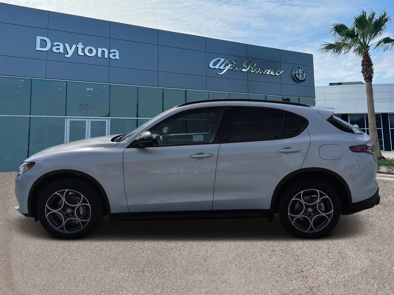 New 2026 Moonlight Gray Metallic Exterior Paint Alfa Romeo  image 6
