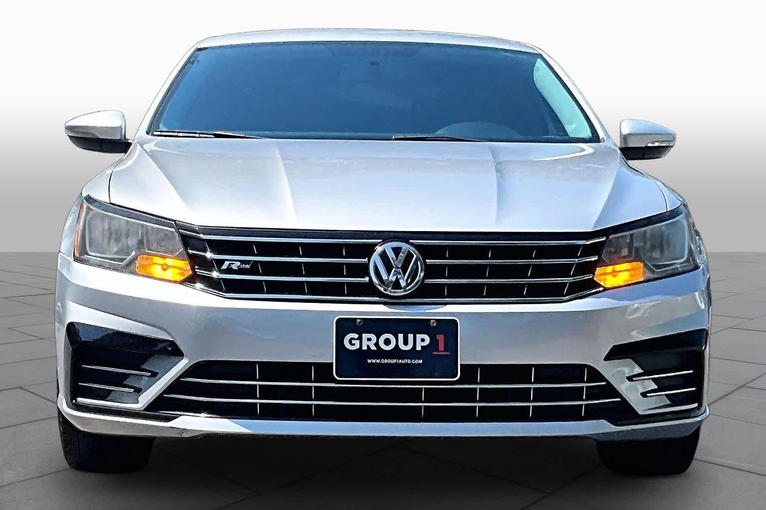 Pre-Owned 2017 Volkswagen Passat R-Line W/Comfort Pkg