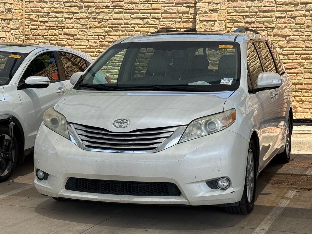 2013 Toyota Sienna Limited V6 7-Passenger's photo
