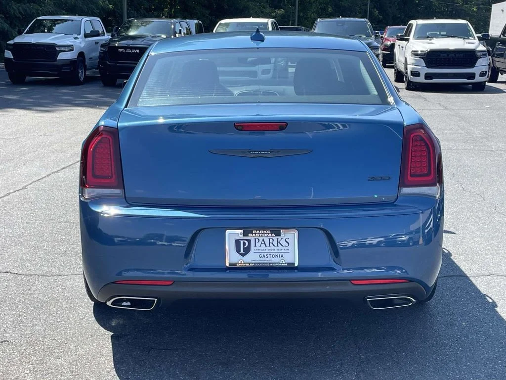 Certified Used 2022  Chrysler Touring image 7