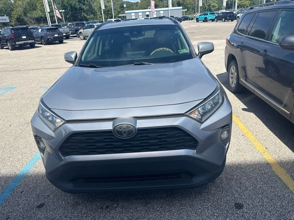 Used 2019 Silver Toyota XLE image 2