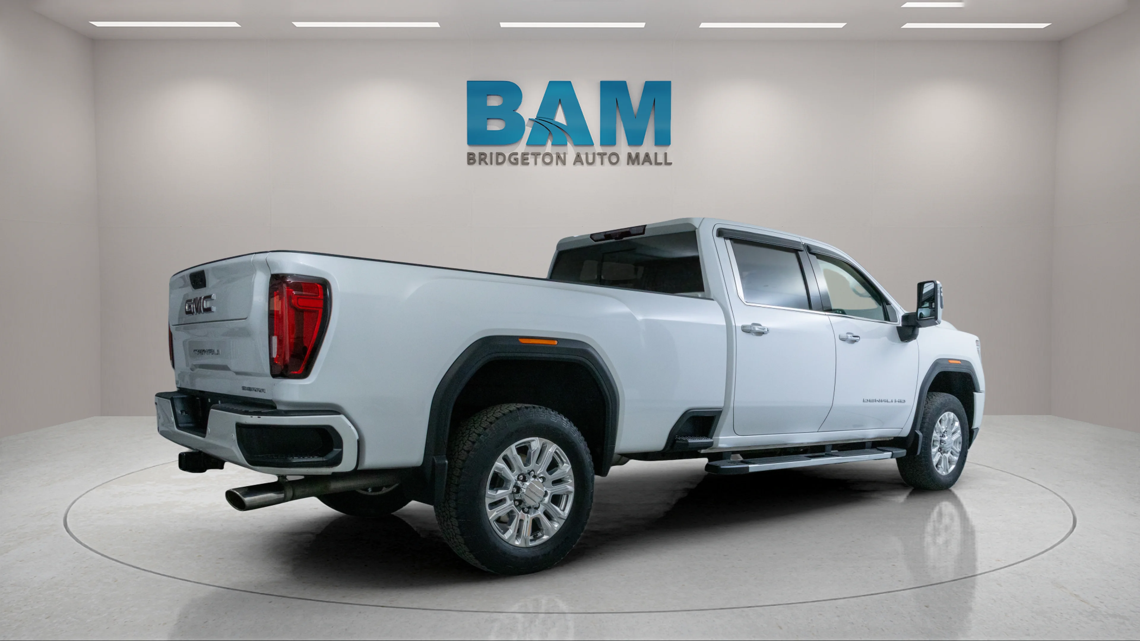 Used 2021 White Frost Tricoat GMC Denali image 7