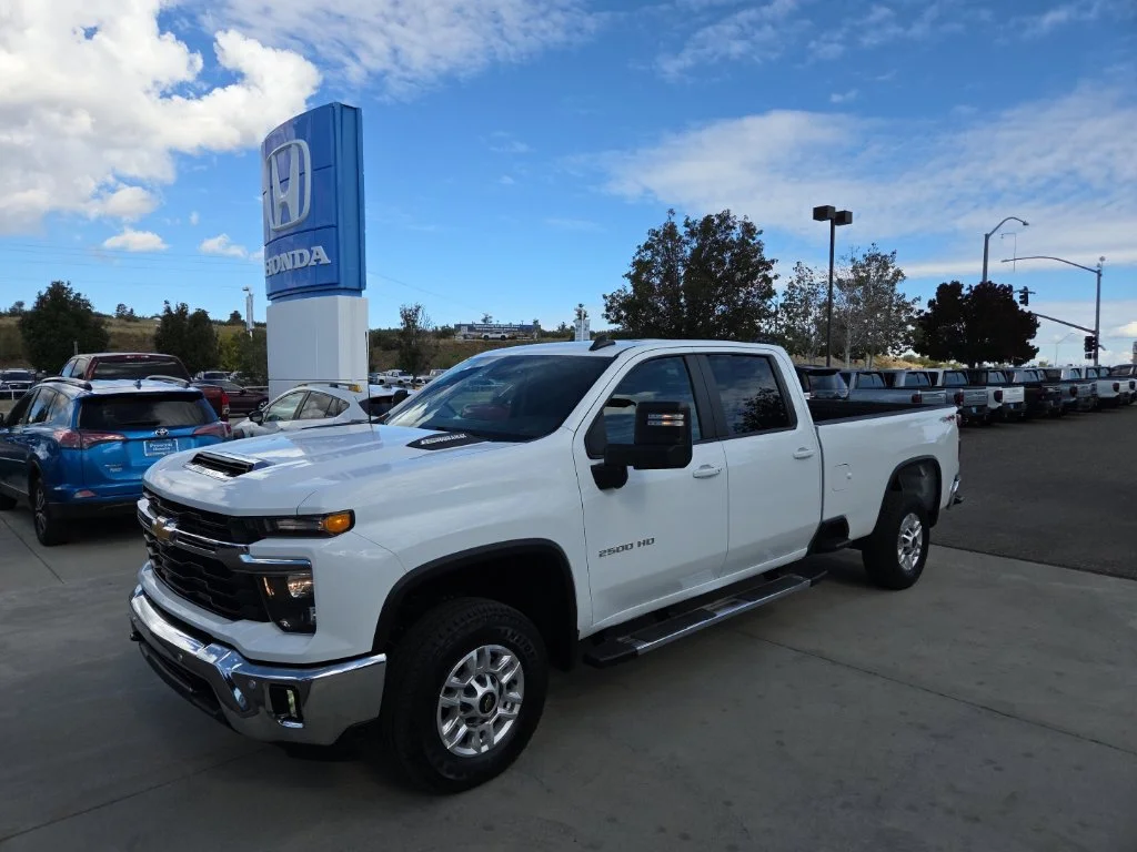 Used 2025 White Chevrolet LT image 1