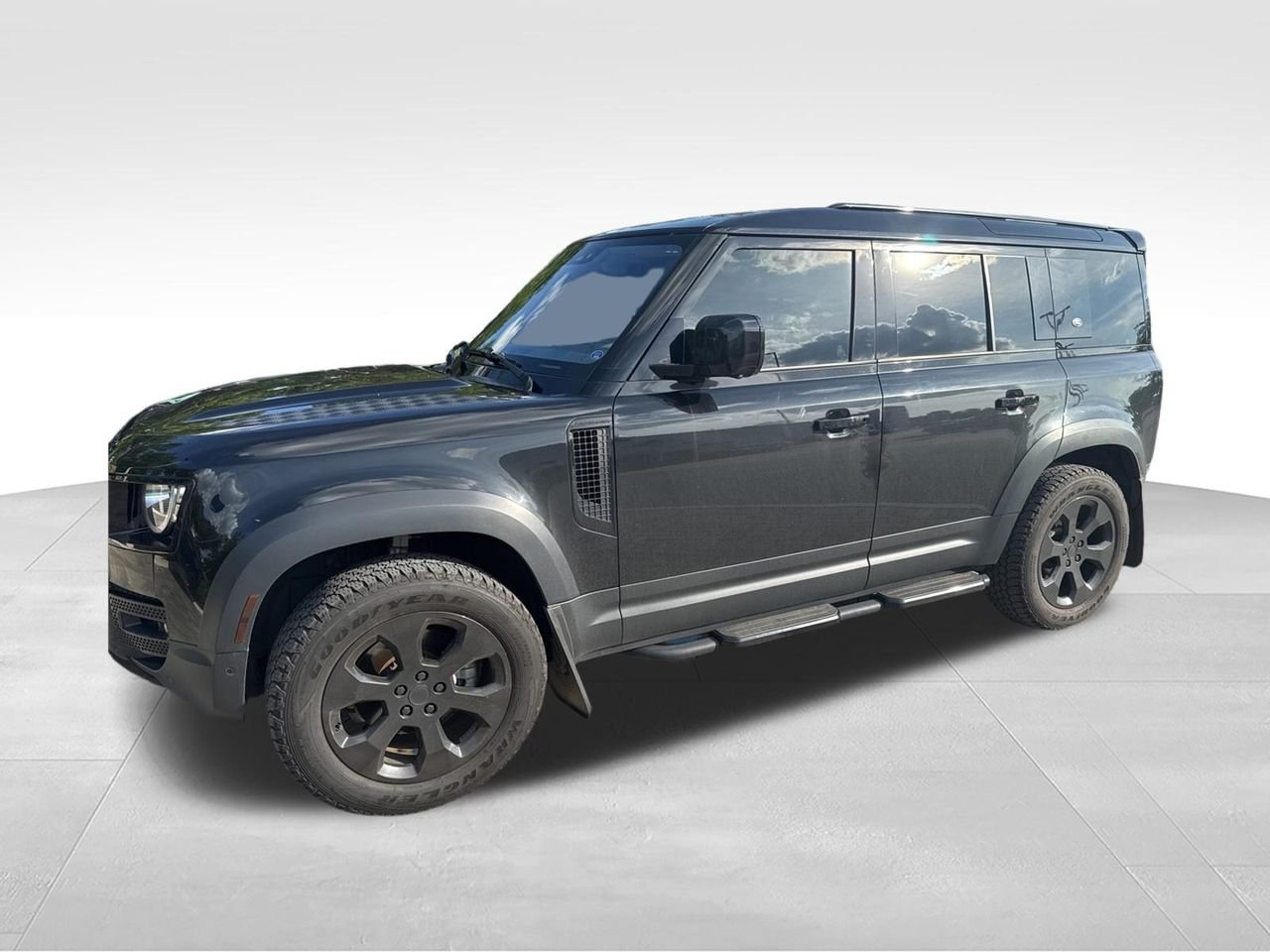 2022 Land Rover Defender S's photo