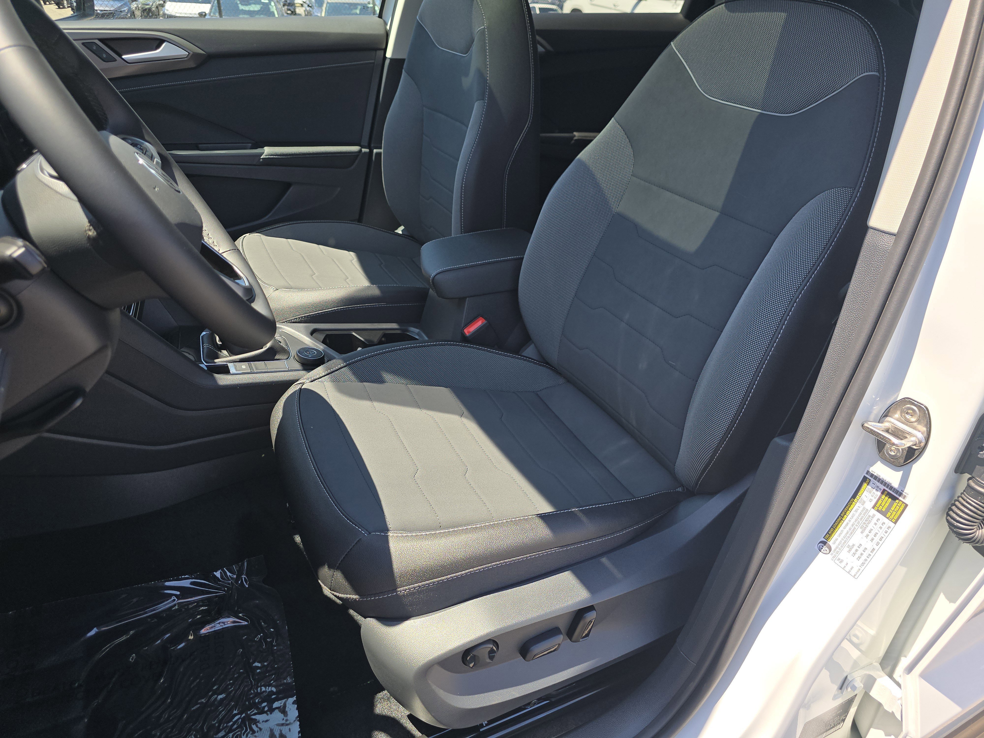New 2026 Pure White w/Deep Black Roof Volkswagen SE Black image 20
