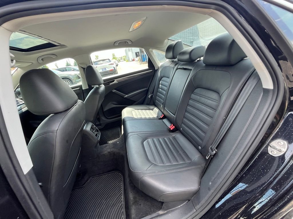 Used 2018 Black Volkswagen 2.0T SEL Premium image 24