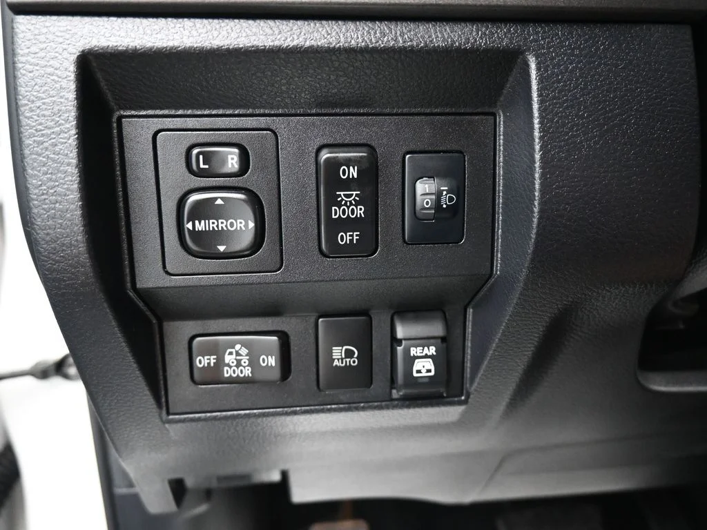 Used 2021 White Toyota SR5 image 19