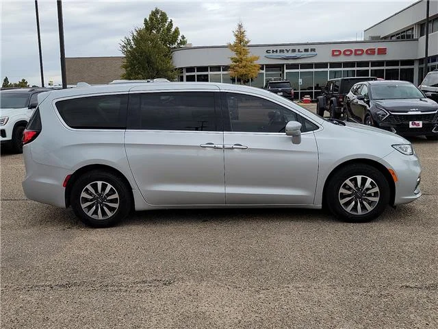 Used 2022  Chrysler Touring L Front-Wheel Drive Passenger image 5
