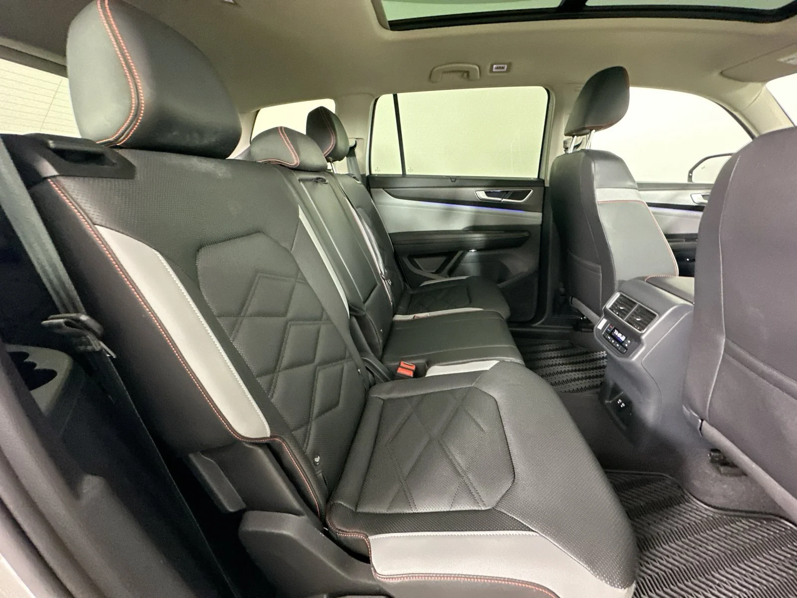 Used 2025  Volkswagen  image 42