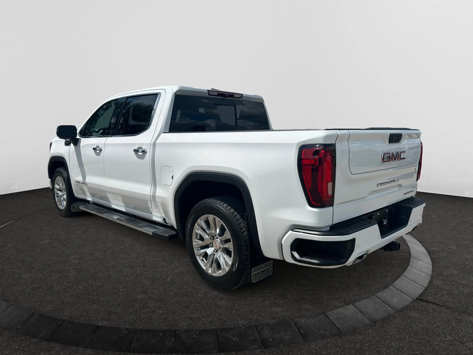 Used 2024 White GMC Denali Crew 6.2L Leather Sunroof Nav 4x4 image 3