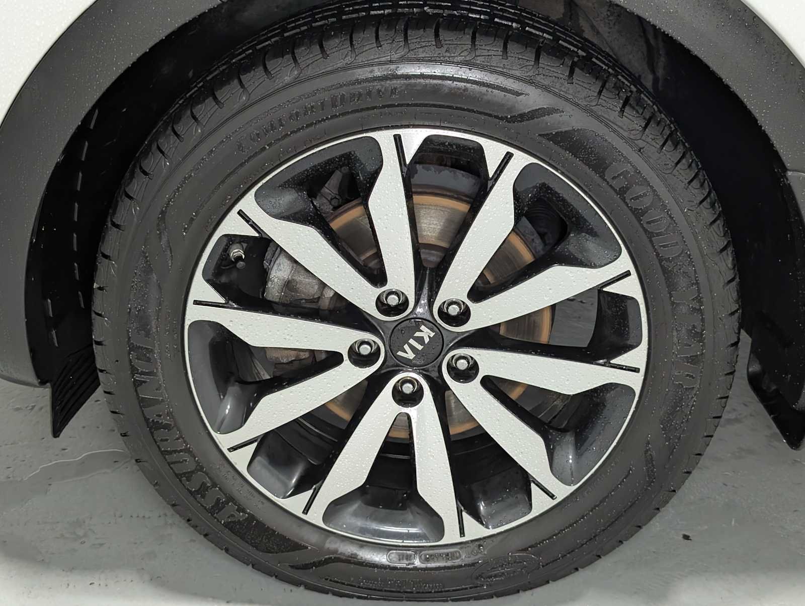 Used 2018 Snow White Pearl Kia EX image 3