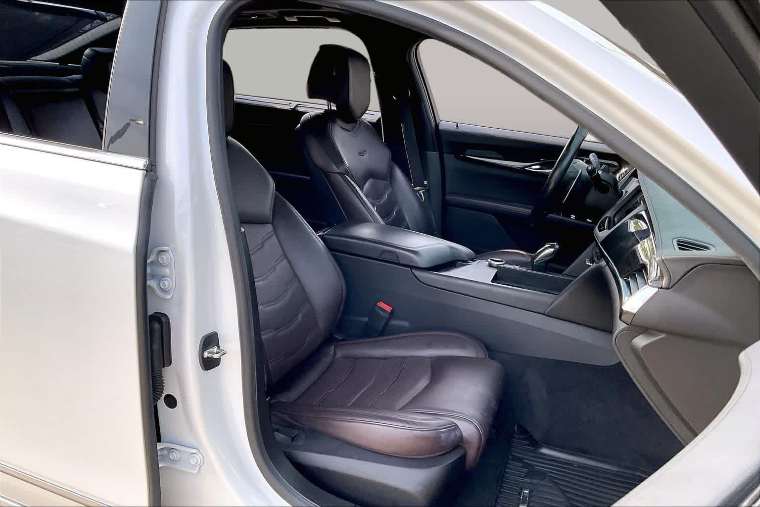 Used 2020 Crystal White Tricoat Cadillac Premium Luxury image 9