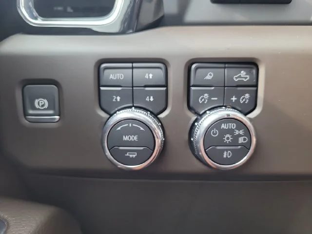Used 2025 Silver GMC Denali image 30
