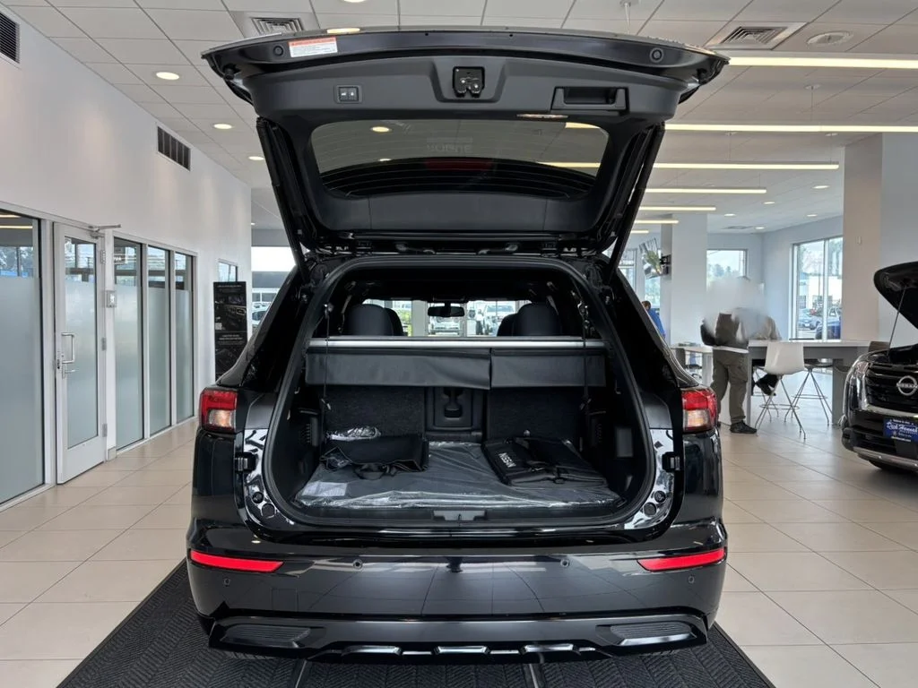 New 2026 Black Nissan Platinum image 9
