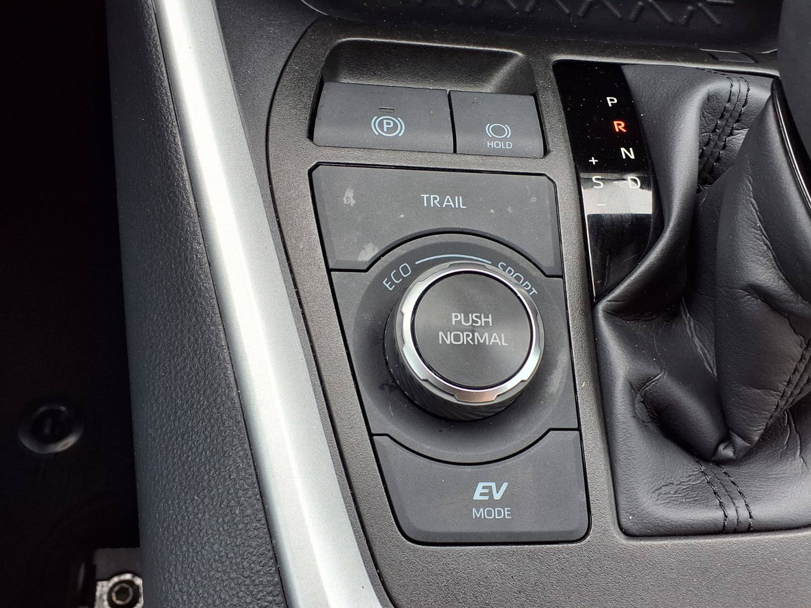 Certified Used 2025 Ice Toyota LE image 14