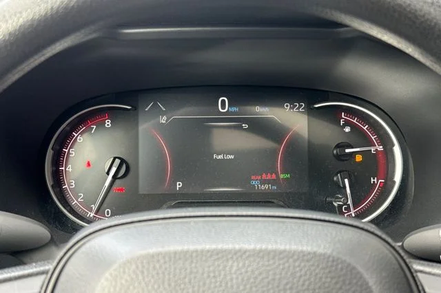 2025 Toyota RAV4 XLE - Photo 30