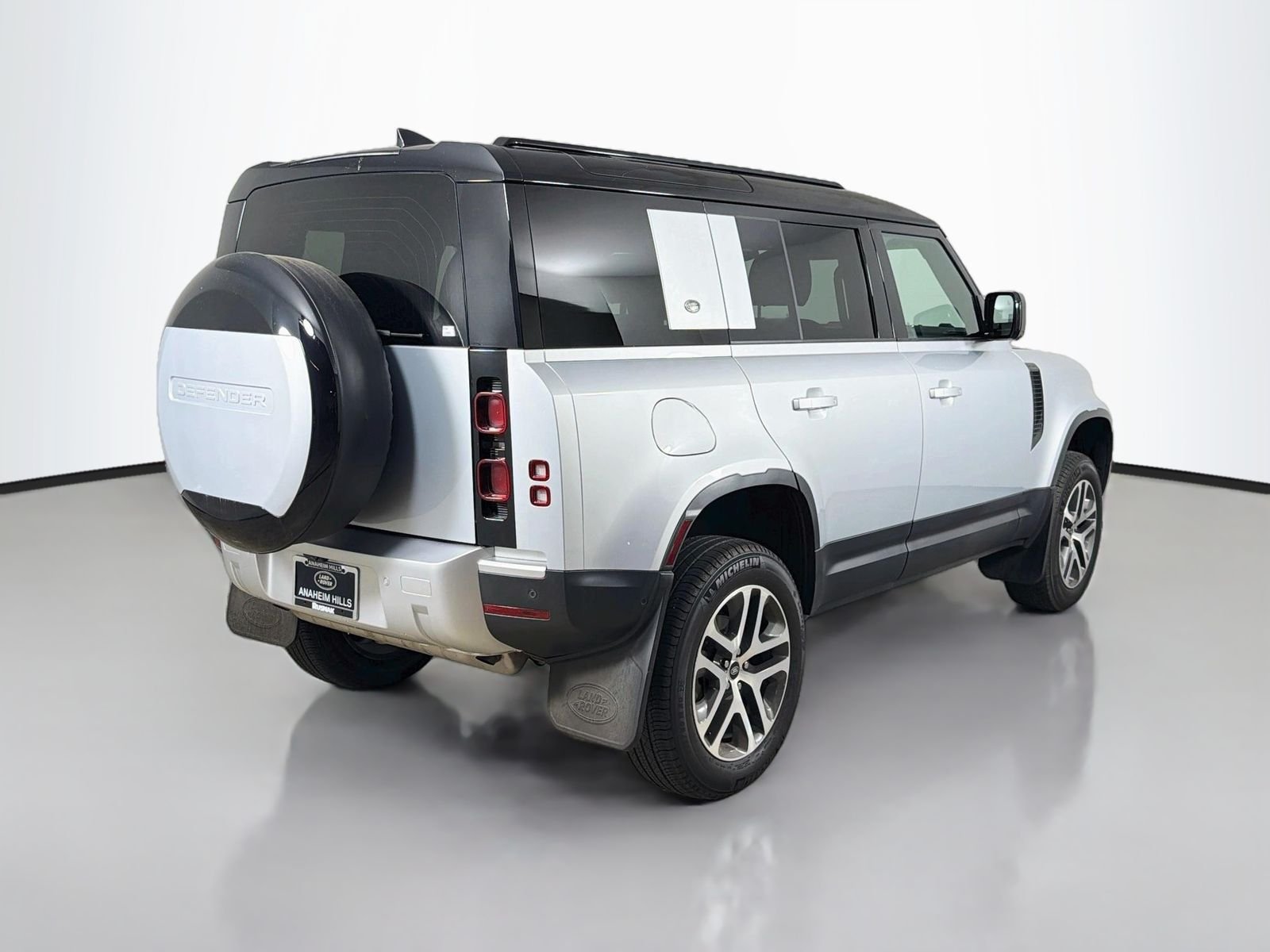 Used 2024 Hakuba Silver Metallic Land Rover S image 5