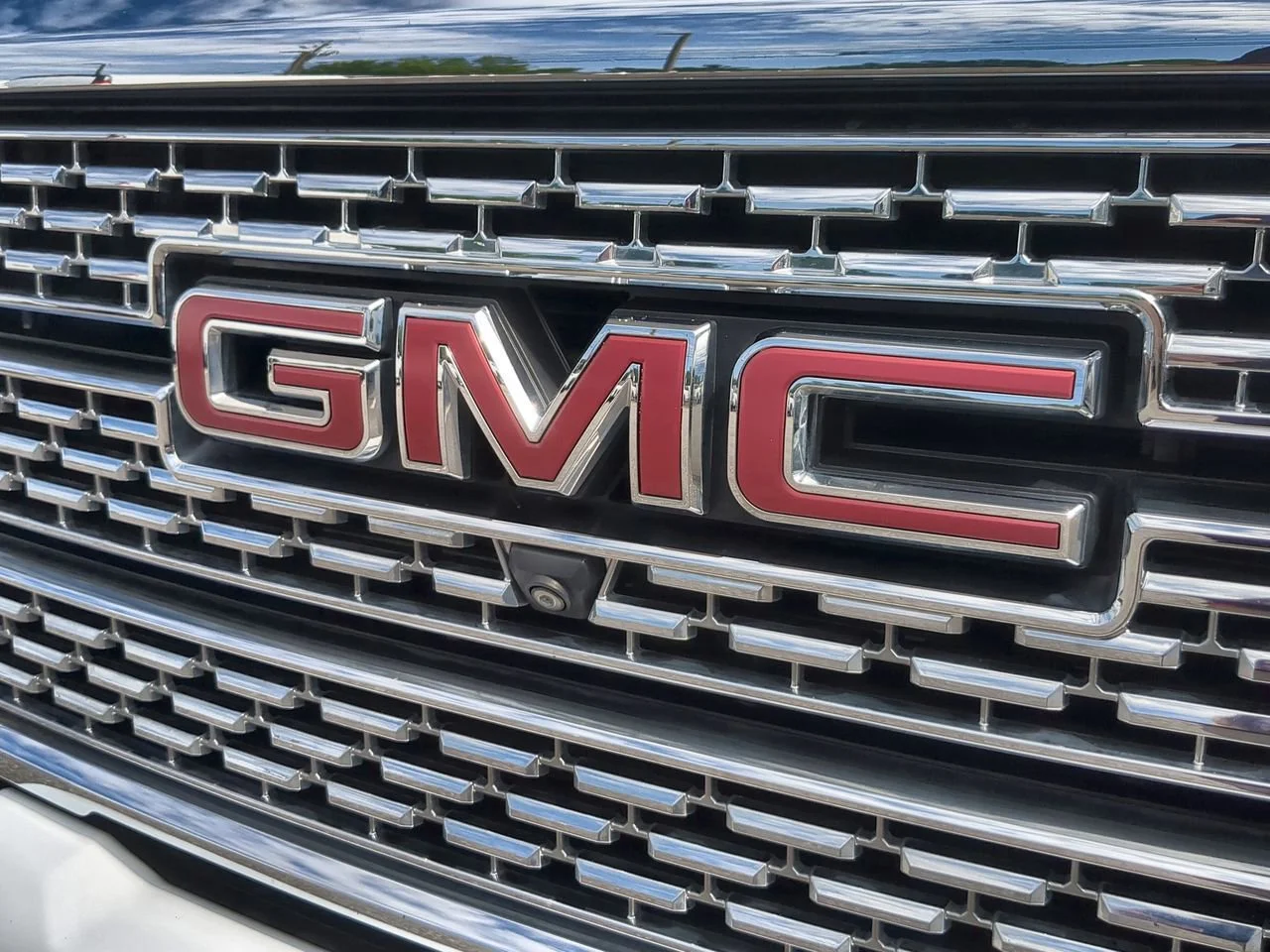 Used 2022 Summit White GMC Denali image 32