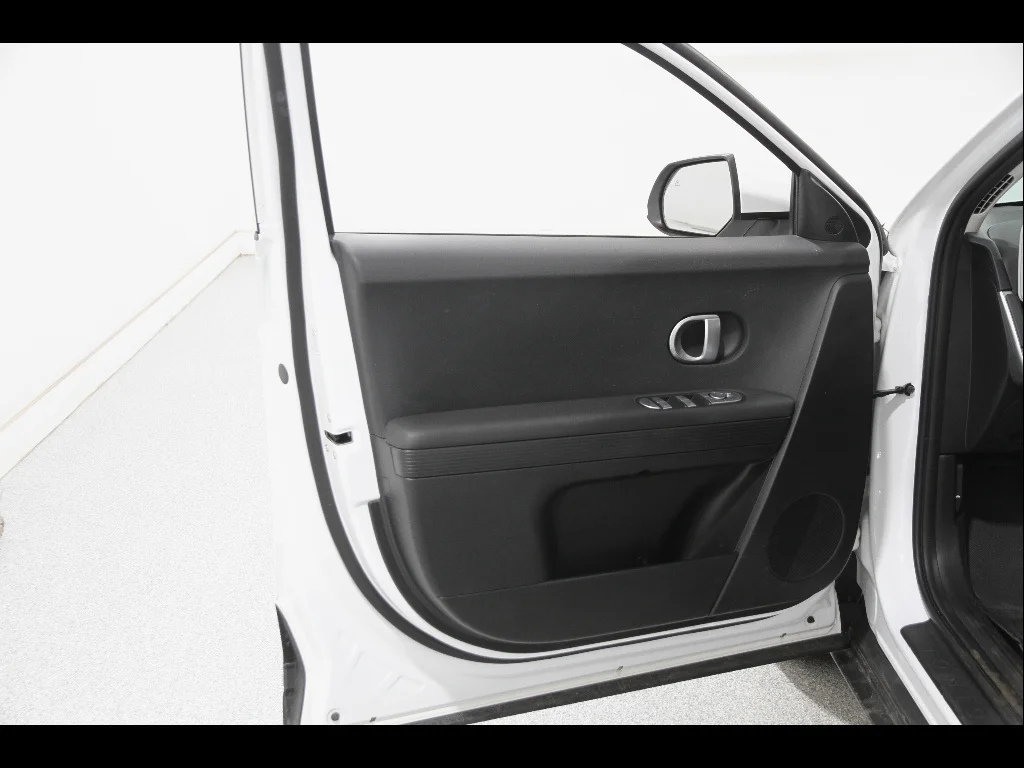 Certified Used 2024 Atlas White Hyundai SEL image 4
