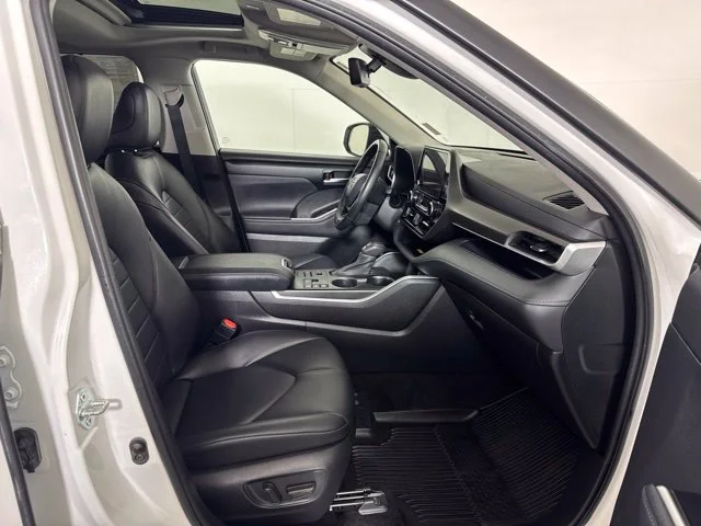 Used 2023 Beige Toyota XLE image 4