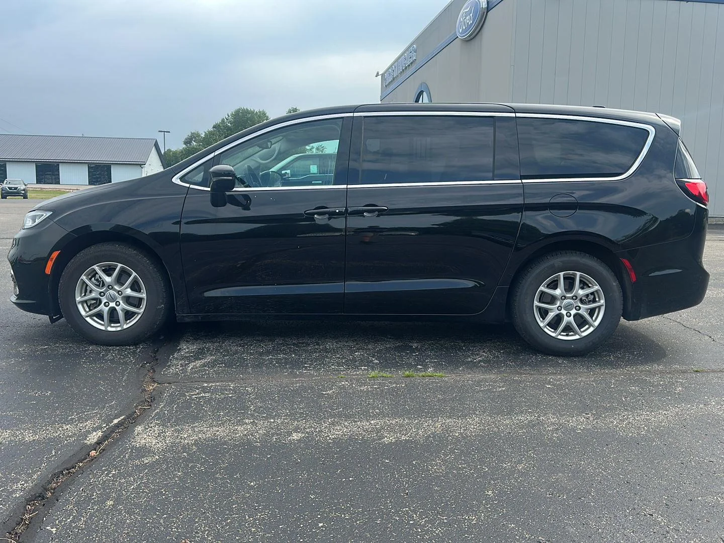 Used 2024 Diamond Black Chrysler Touring L image 8