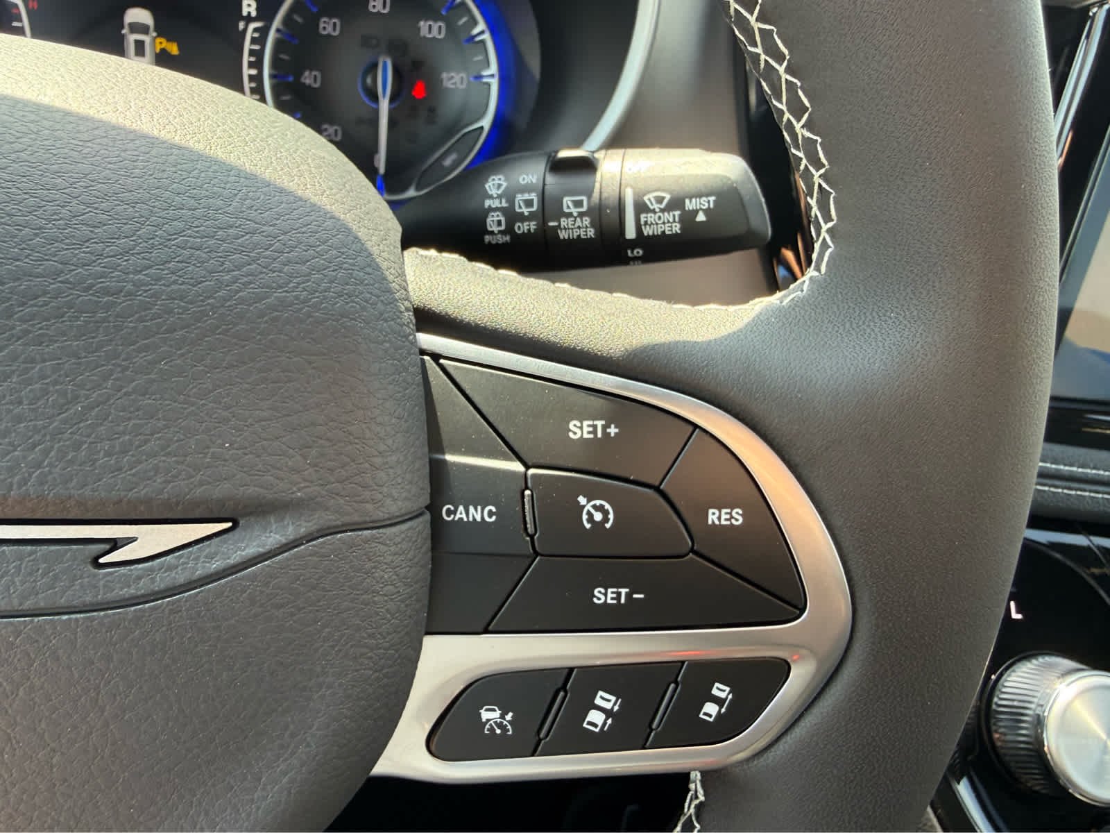 New 2027 Bright White Clearcoat Chrysler Select image 26