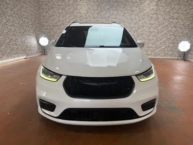 Used 2022 Bright White Clearcoat Chrysler Limited image 2