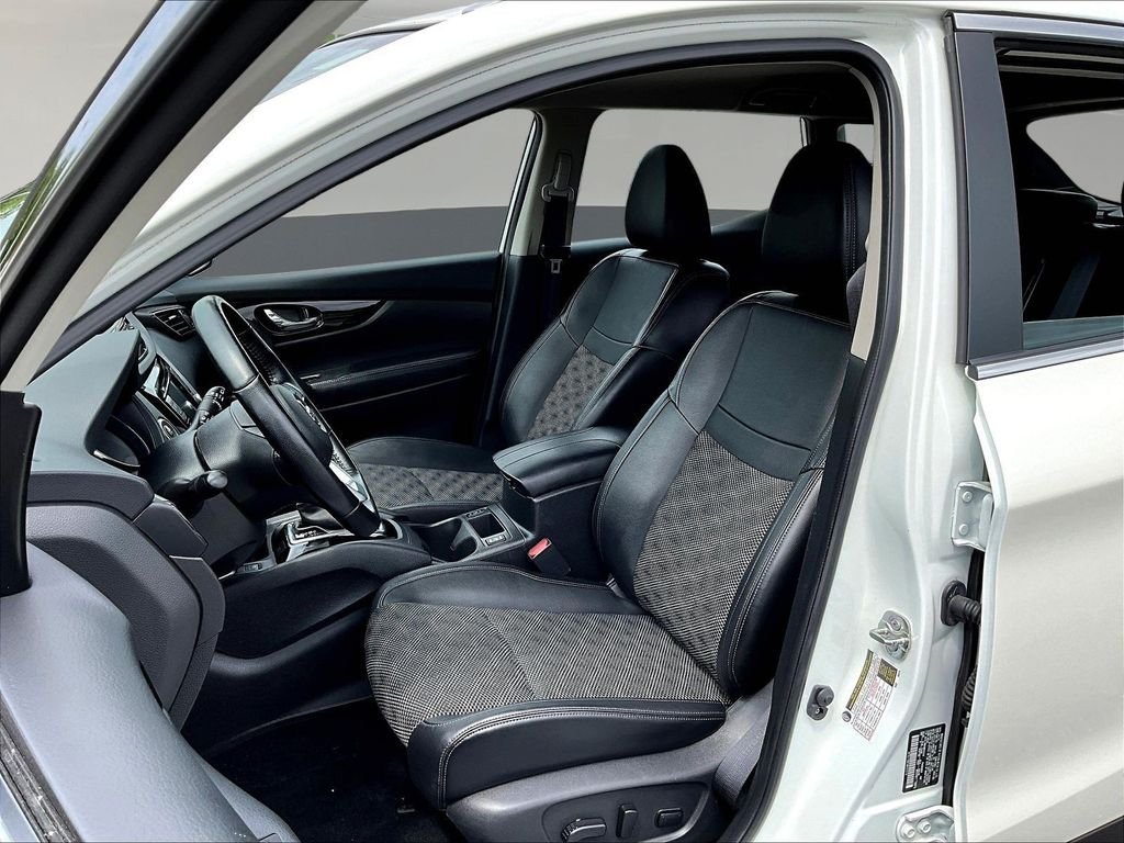 Used 2022 White Nissan SV image 24