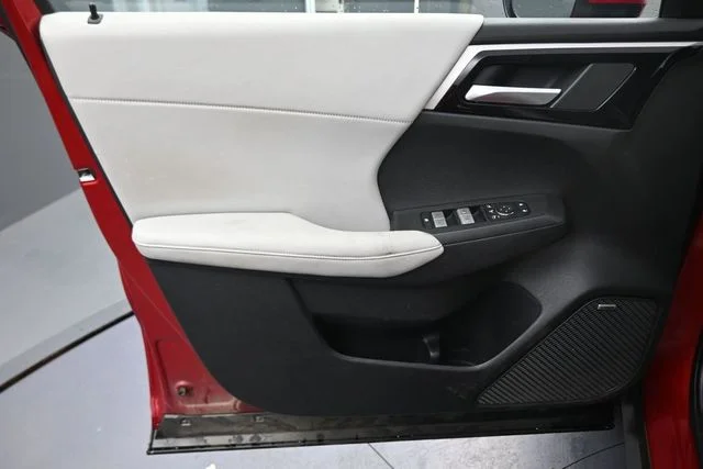 Used 2025  Mitsubishi SE image 22