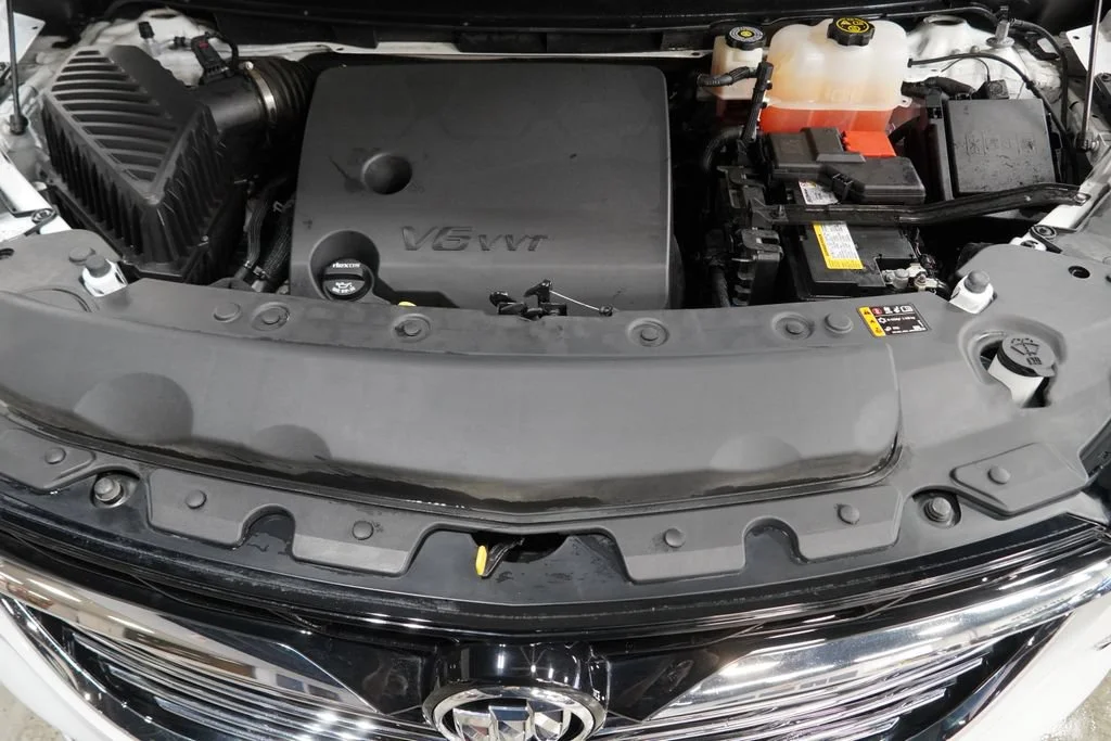 Used 2023 Summit White Buick Essence image 39