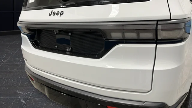 New 2026 Bright White Clear-Coat Exterior Paint Jeep Limited Reserve image 43