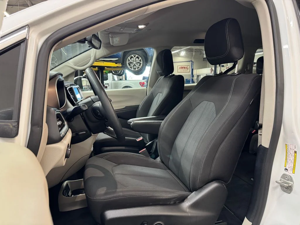 Used 2023 White Chrysler LX image 16