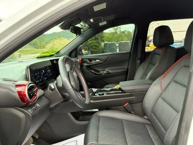 Used 2025 Iridescent Pearl Tricoat Chevrolet RS image 28