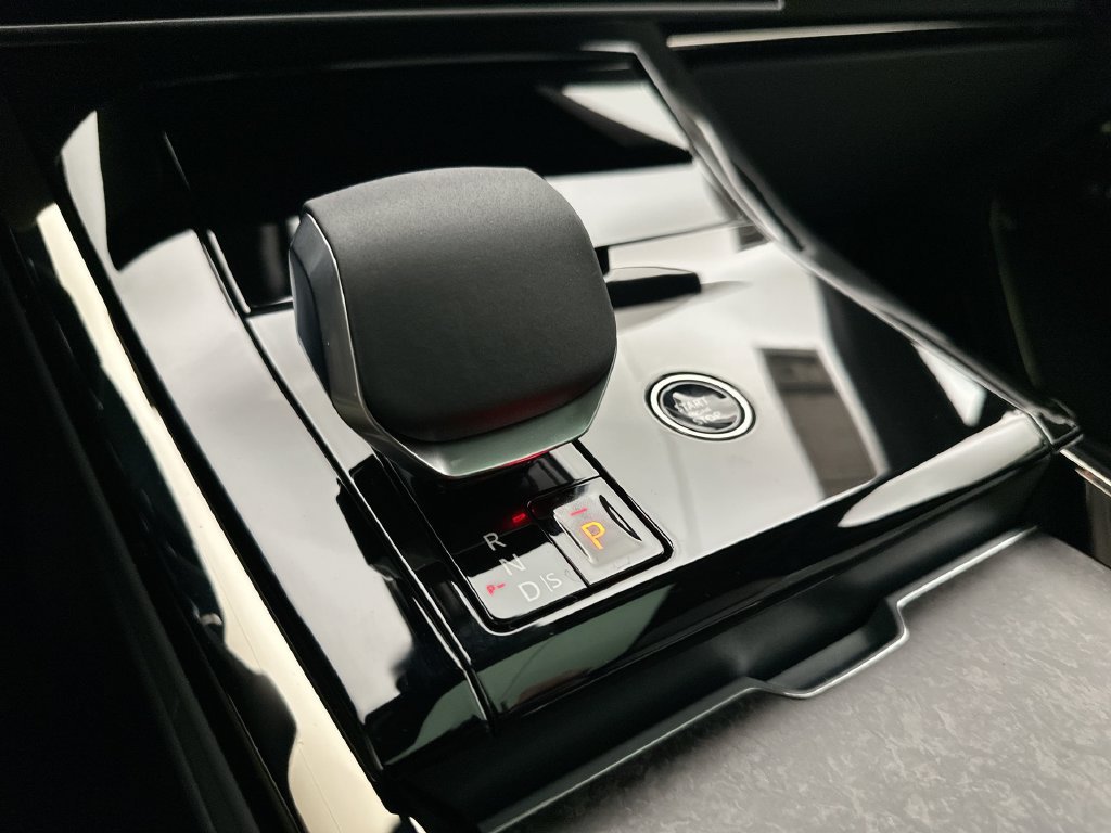New 2027 Charente Grey Prem Met Land Rover Dynamic SE image 12