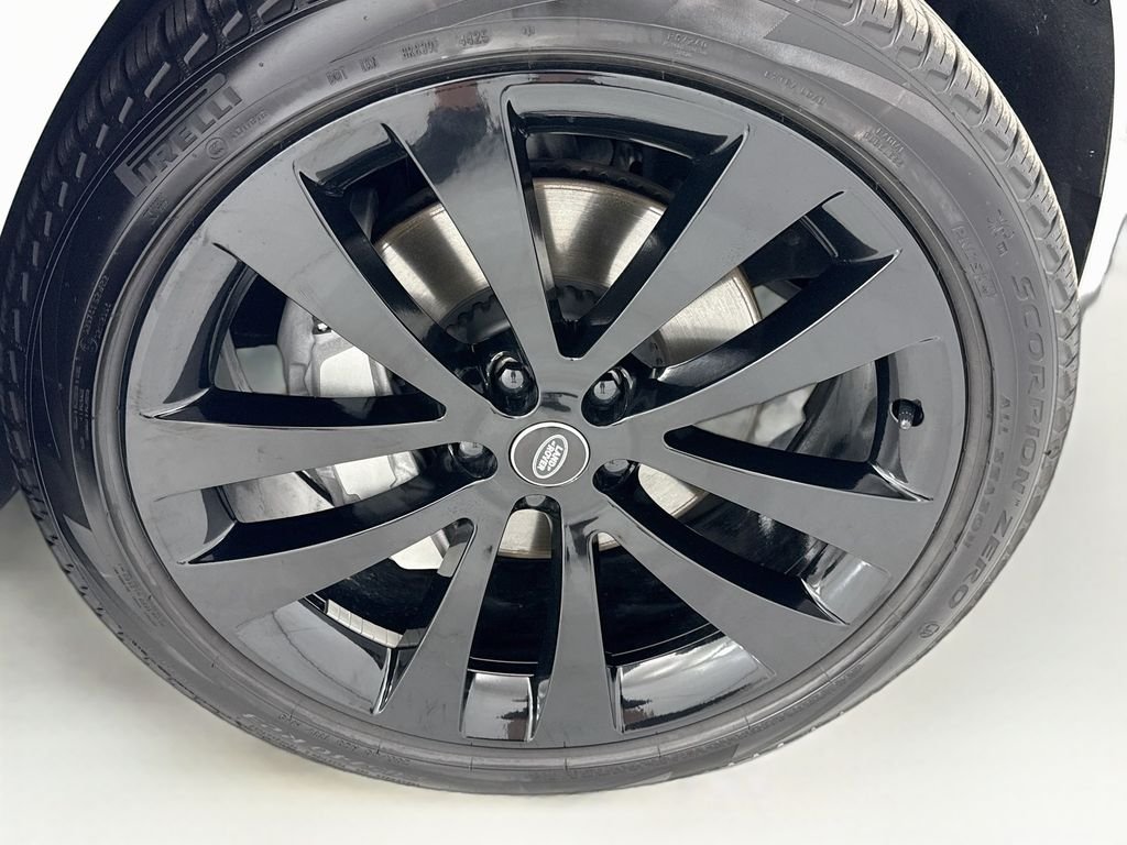 Certified Used 2025 Fuji White Land Rover Dynamic SE image 31