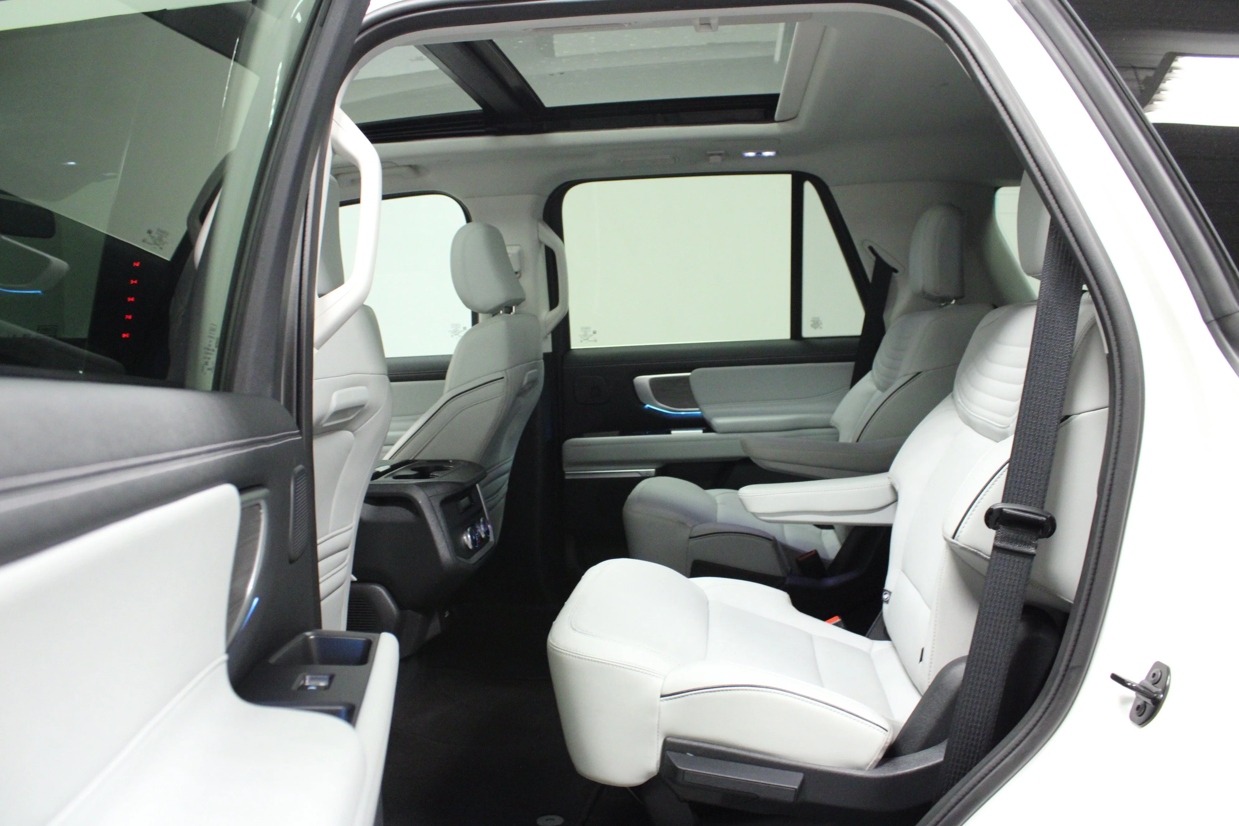 Used 2025 White Metallic Ford Platinum image 13