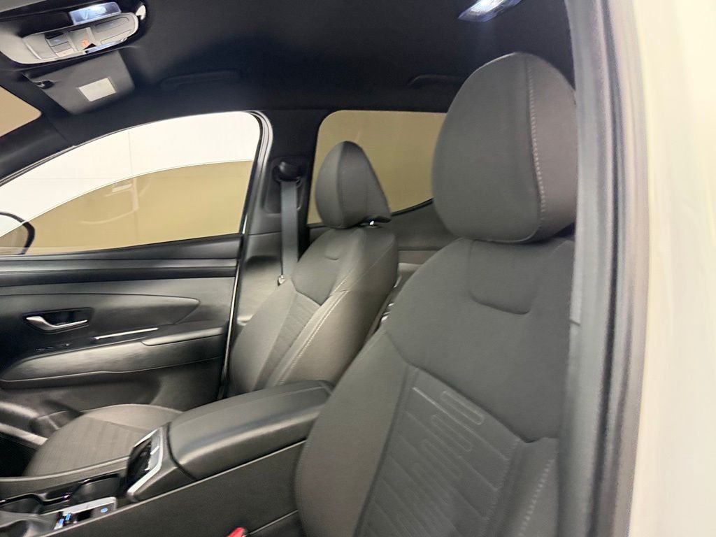 Used 2025 White Hyundai SE image 22