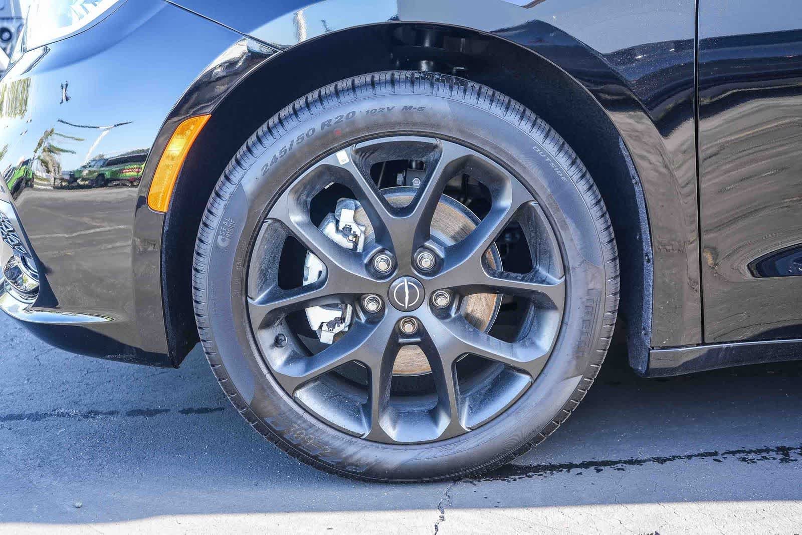 New 2026 Diamond Black Crystal Pearl-Coat Exterior Paint Chrysler Select image 11