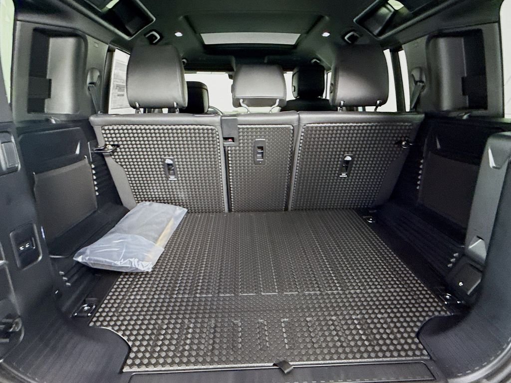 New 2026 Fuji White Land Rover X-Dynamic SE image 28