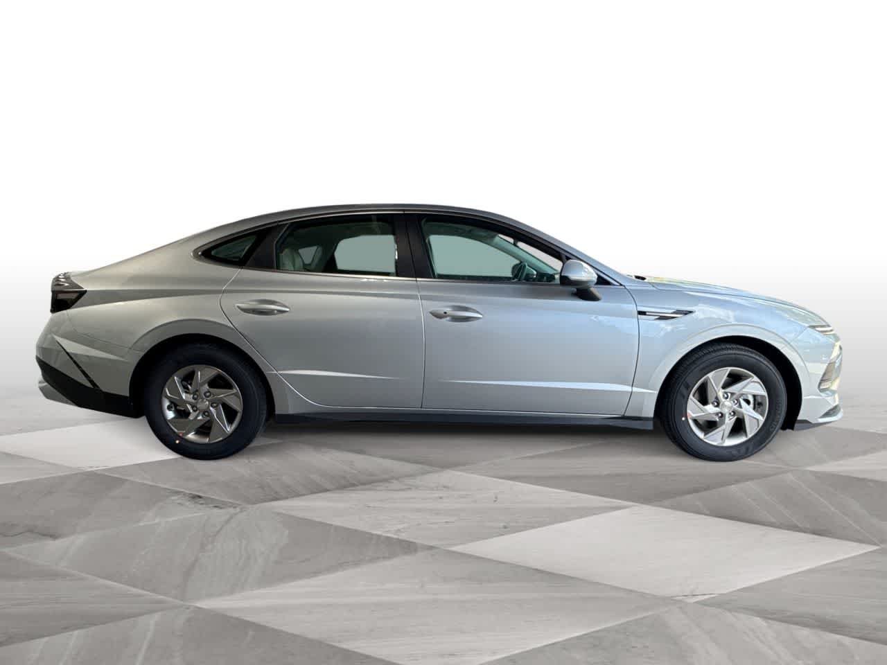 New 2026 Aero Silver Hyundai SE image 9