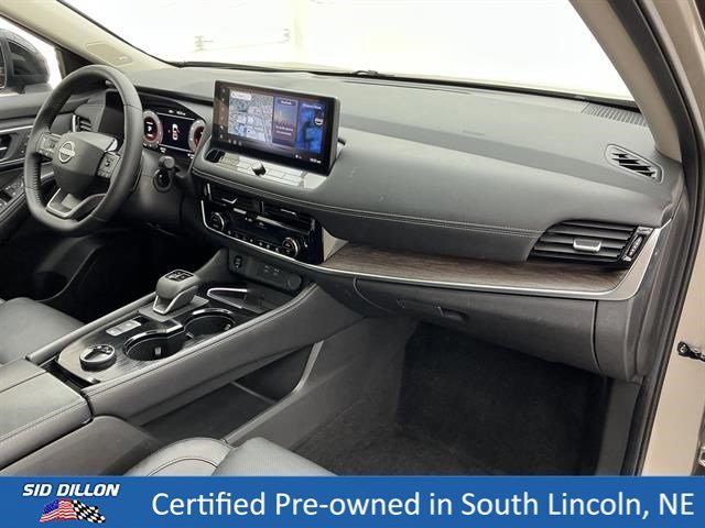 Used 2025 Champagne Silver Metallic/Super Black Nissan Platinum image 24