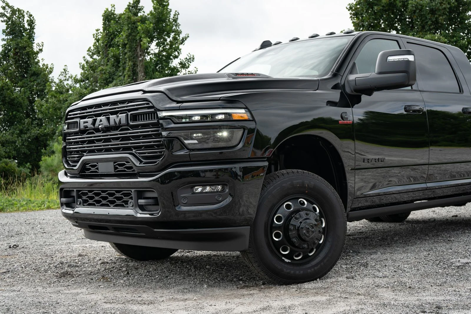 New 2026 Diamond Black Crystal Pearl-Coat Exterior Paint RAM Laramie image 6