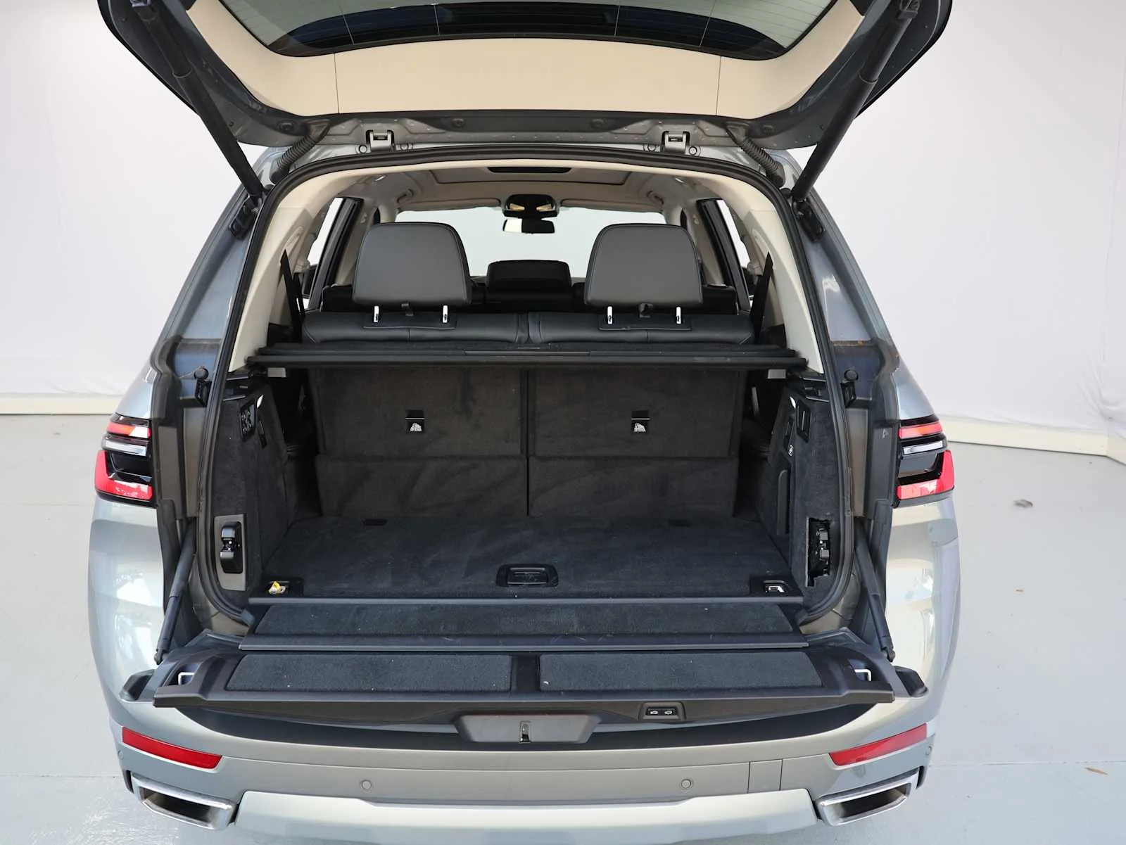 Used 2026 Skyscraper Grey Metallic BMW xDrive40i image 27